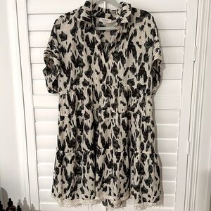 Multicolored dress that is very necked with short sleeves